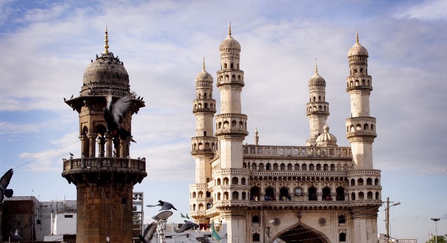 Bốn tòa tháp tại tượng đài Charminar của Hyderabad