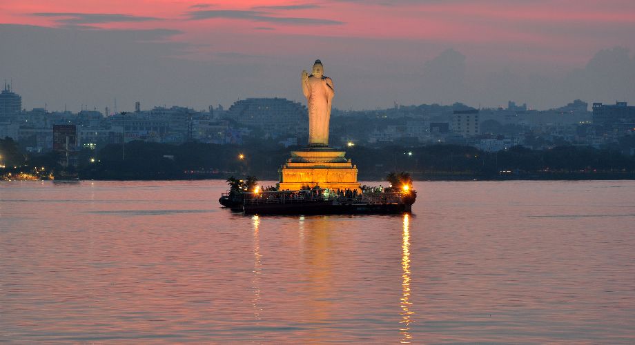 Tượng Phật rực sáng vào buổi hoàng hôn trên Hồ Hussain Sagar, Hyderabad