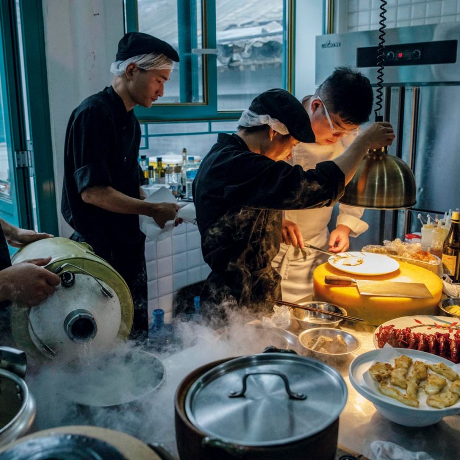 Chefs at Yan Jin Tang restaurant, Beijing. Credit: Gilles Sabrie 