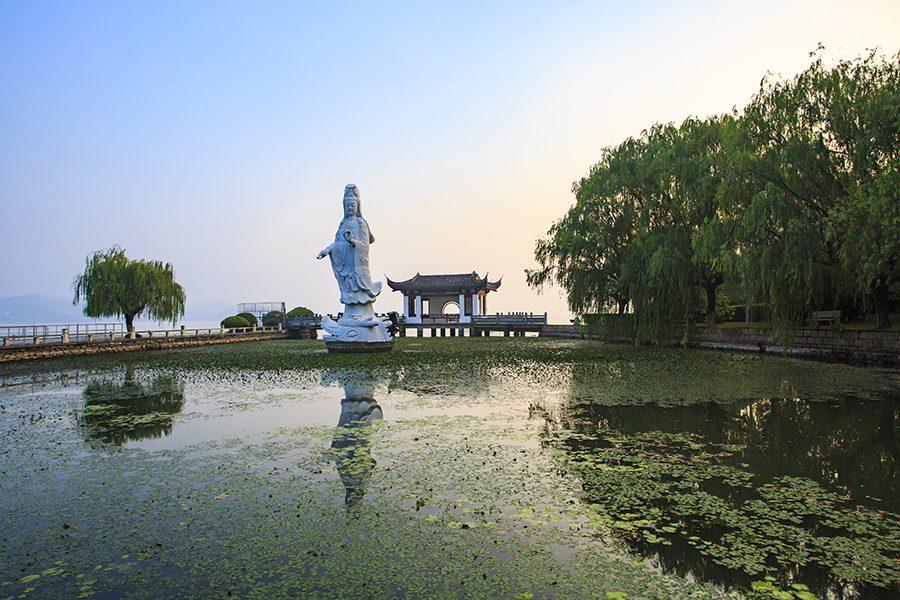 A photo of Dongqian Lake